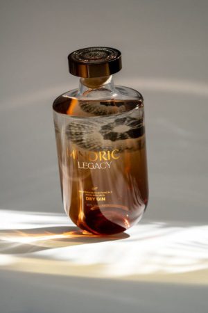GaKlthHcA6FSAXibGVmH.jpg Minoric Legacy Dry Gin Premium
